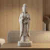 Guanyin Heykeli ile yaşam alanlarınızda Çin mitolojisinin en huzurlu ve şefkatli figürünü canlandırıyoruz. Çünkü bu efsanevi eser, sonsuz merhametin, içsel huzurun ve nezaketin gücünü temsil ediyor. Üstelik Sanatkat atölyelerinde titizlikle hazırladığımız bu figür, sadece bir biblo değildir. Aksine bu parça, dünyadaki acıları duyan ve bilgeliğiyle ruhları aydınlatan kutsal bir varlığın muazzam bir mirasıdır. Soğuk Döküm Mermer ve Zarif Detaylar Üretim sürecimizde ileri teknoloji ile usta zanaatkarlığı birleştiriyoruz. İlk aşamada, Guanyin’in huzur veren yüz ifadesini ve akıcı elbise kıvrımlarını korumak için 3D baskı kullanıyoruz. Bu yöntemle çok hassas bir master model oluşturuyoruz. Ardından, bu model üzerinden yüksek kaliteli silikon kalıplar hazırlıyoruz. Asıl kalite farkımızı ise döküm tekniğimizde ortaya koyuyoruz. Özel hazırladığımız kalıplara birinci sınıf mermer tozu döküyoruz. Bu karışıma dayanıklı polyester ekliyoruz. Soğuk döküm mermer tekniği, ürünümüze gerçek bir mermer ağırlığı kazandırıyor. Sonuç olarak ürettiğimiz bu sanatsal dekor objesi, pürüzsüz ve asil bir doku sunuyor. Dayanıklı yapısıyla yıllar boyunca formunu koruyor. Dekorasyonda Huzur Veren Bir Odak Noktası Bu görkemli heykel, her türlü iç mekan tasarımında hayranlık uyandırıyor. Örneğin; ürünü şık bir dekoratif masaüstü biblo olarak meditasyon köşenizde veya ofisinizde sergileyebilirsiniz. Ya da salonunuzda uzakdoğu mitolojik bibloları arasında konumlandırabilirsiniz. Sanat tutkunları için bu parça, çin mitolojisi heykelleri koleksiyonunuzun en prestijli üyesi olacaktır. Ayrıca bu eserimiz, asya mitolojisi dekor objeleri koleksiyonumuzun en saygın modelleri arasında yer alıyor. Üstelik sevdikleriniz için çok değerli bir hediyelik eşya alternatifi sunuyoruz. Eğer huzur ve şans taşıyan bir hediyelik obje arayışındaysanız, bu heykel kesinlikle doğru tercihtir. Merhamet Tanrıçasından Sanat Tarihine Duaların koruyucusu olan Guanyin (Kwan Yin), Uzakdoğu inancında kutsal bir semboldür. Bu nedenle blog sayfamızdaki Çin Mitolojisi ve Efsaneleri yazımızı okuyabilirsiniz. Bu yazıda kadim doğu efsaneleri hakkında derin bilgiler bulabilirsiniz. Ayrıca çin efsanevi figürleri kategorimizi ziyaret edebilirsiniz. Sanatkat.com olarak her detayda mükemmelliği hedefliyoruz. Bu heykel, diğer sanatsal objelerle yan yana geldiğinde mekanınıza ruhsal bir derinlik katacaktır.