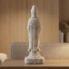 Guanyin Heykeli ile yaşam alanlarınızda Çin mitolojisinin en huzurlu ve şefkatli figürünü canlandırıyoruz. Çünkü bu efsanevi eser, sonsuz merhametin, içsel huzurun ve nezaketin gücünü temsil ediyor. Üstelik Sanatkat atölyelerinde titizlikle hazırladığımız bu figür, sadece bir biblo değildir. Aksine bu parça, dünyadaki acıları duyan ve bilgeliğiyle ruhları aydınlatan kutsal bir varlığın muazzam bir mirasıdır. Soğuk Döküm Mermer ve Zarif Detaylar Üretim sürecimizde ileri teknoloji ile usta zanaatkarlığı birleştiriyoruz. İlk aşamada, Guanyin’in huzur veren yüz ifadesini ve akıcı elbise kıvrımlarını korumak için 3D baskı kullanıyoruz. Bu yöntemle çok hassas bir master model oluşturuyoruz. Ardından, bu model üzerinden yüksek kaliteli silikon kalıplar hazırlıyoruz. Asıl kalite farkımızı ise döküm tekniğimizde ortaya koyuyoruz. Özel hazırladığımız kalıplara birinci sınıf mermer tozu döküyoruz. Bu karışıma dayanıklı polyester ekliyoruz. Soğuk döküm mermer tekniği, ürünümüze gerçek bir mermer ağırlığı kazandırıyor. Sonuç olarak ürettiğimiz bu sanatsal dekor objesi, pürüzsüz ve asil bir doku sunuyor. Dayanıklı yapısıyla yıllar boyunca formunu koruyor. Dekorasyonda Huzur Veren Bir Odak Noktası Bu görkemli heykel, her türlü iç mekan tasarımında hayranlık uyandırıyor. Örneğin; ürünü şık bir dekoratif masaüstü biblo olarak meditasyon köşenizde veya ofisinizde sergileyebilirsiniz. Ya da salonunuzda uzakdoğu mitolojik bibloları arasında konumlandırabilirsiniz. Sanat tutkunları için bu parça, çin mitolojisi heykelleri koleksiyonunuzun en prestijli üyesi olacaktır. Ayrıca bu eserimiz, asya mitolojisi dekor objeleri koleksiyonumuzun en saygın modelleri arasında yer alıyor. Üstelik sevdikleriniz için çok değerli bir hediyelik eşya alternatifi sunuyoruz. Eğer huzur ve şans taşıyan bir hediyelik obje arayışındaysanız, bu heykel kesinlikle doğru tercihtir. Merhamet Tanrıçasından Sanat Tarihine Duaların koruyucusu olan Guanyin (Kwan Yin), Uzakdoğu inancında kutsal bir semboldür. Bu nedenle blog sayfamızdaki Çin Mitolojisi ve Efsaneleri yazımızı okuyabilirsiniz. Bu yazıda kadim doğu efsaneleri hakkında derin bilgiler bulabilirsiniz. Ayrıca çin efsanevi figürleri kategorimizi ziyaret edebilirsiniz. Sanatkat.com olarak her detayda mükemmelliği hedefliyoruz. Bu heykel, diğer sanatsal objelerle yan yana geldiğinde mekanınıza ruhsal bir derinlik katacaktır.