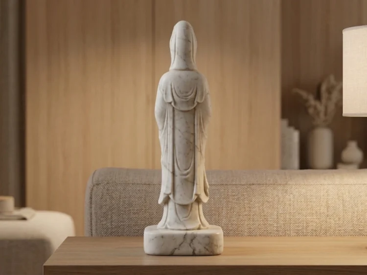 Guanyin Heykeli ile yaşam alanlarınızda Çin mitolojisinin en huzurlu ve şefkatli figürünü canlandırıyoruz. Çünkü bu efsanevi eser, sonsuz merhametin, içsel huzurun ve nezaketin gücünü temsil ediyor. Üstelik Sanatkat atölyelerinde titizlikle hazırladığımız bu figür, sadece bir biblo değildir. Aksine bu parça, dünyadaki acıları duyan ve bilgeliğiyle ruhları aydınlatan kutsal bir varlığın muazzam bir mirasıdır. Soğuk Döküm Mermer ve Zarif Detaylar Üretim sürecimizde ileri teknoloji ile usta zanaatkarlığı birleştiriyoruz. İlk aşamada, Guanyin’in huzur veren yüz ifadesini ve akıcı elbise kıvrımlarını korumak için 3D baskı kullanıyoruz. Bu yöntemle çok hassas bir master model oluşturuyoruz. Ardından, bu model üzerinden yüksek kaliteli silikon kalıplar hazırlıyoruz. Asıl kalite farkımızı ise döküm tekniğimizde ortaya koyuyoruz. Özel hazırladığımız kalıplara birinci sınıf mermer tozu döküyoruz. Bu karışıma dayanıklı polyester ekliyoruz. Soğuk döküm mermer tekniği, ürünümüze gerçek bir mermer ağırlığı kazandırıyor. Sonuç olarak ürettiğimiz bu sanatsal dekor objesi, pürüzsüz ve asil bir doku sunuyor. Dayanıklı yapısıyla yıllar boyunca formunu koruyor. Dekorasyonda Huzur Veren Bir Odak Noktası Bu görkemli heykel, her türlü iç mekan tasarımında hayranlık uyandırıyor. Örneğin; ürünü şık bir dekoratif masaüstü biblo olarak meditasyon köşenizde veya ofisinizde sergileyebilirsiniz. Ya da salonunuzda uzakdoğu mitolojik bibloları arasında konumlandırabilirsiniz. Sanat tutkunları için bu parça, çin mitolojisi heykelleri koleksiyonunuzun en prestijli üyesi olacaktır. Ayrıca bu eserimiz, asya mitolojisi dekor objeleri koleksiyonumuzun en saygın modelleri arasında yer alıyor. Üstelik sevdikleriniz için çok değerli bir hediyelik eşya alternatifi sunuyoruz. Eğer huzur ve şans taşıyan bir hediyelik obje arayışındaysanız, bu heykel kesinlikle doğru tercihtir. Merhamet Tanrıçasından Sanat Tarihine Duaların koruyucusu olan Guanyin (Kwan Yin), Uzakdoğu inancında kutsal bir semboldür. Bu nedenle blog sayfamızdaki Çin Mitolojisi ve Efsaneleri yazımızı okuyabilirsiniz. Bu yazıda kadim doğu efsaneleri hakkında derin bilgiler bulabilirsiniz. Ayrıca çin efsanevi figürleri kategorimizi ziyaret edebilirsiniz. Sanatkat.com olarak her detayda mükemmelliği hedefliyoruz. Bu heykel, diğer sanatsal objelerle yan yana geldiğinde mekanınıza ruhsal bir derinlik katacaktır.